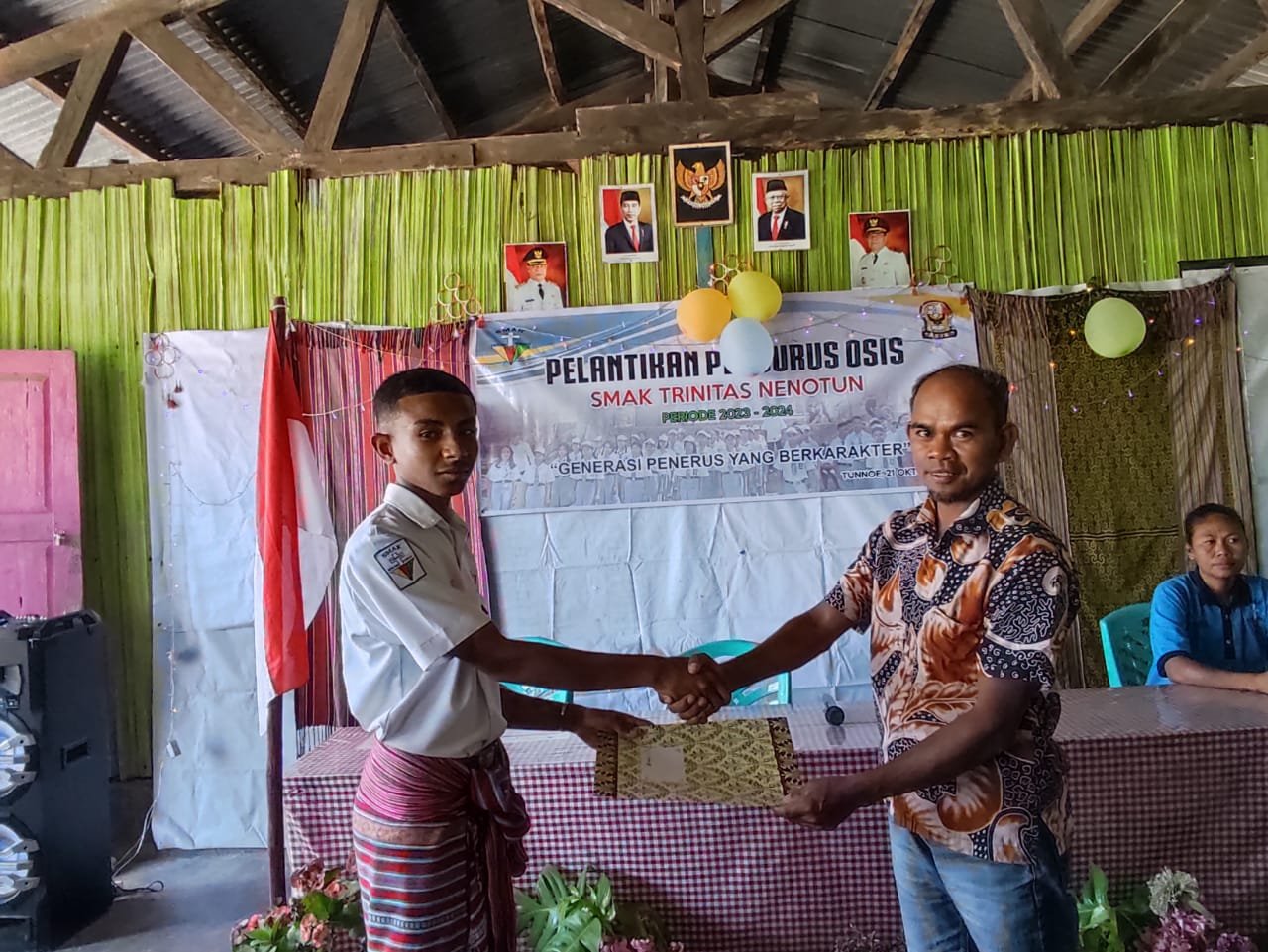 KEPSEK SMAK TRINITAS NENOTUN JAK LANTIK PENGURUS OSIS BARU