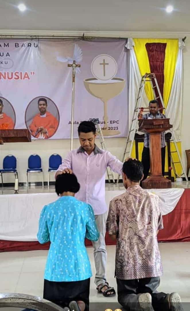 DIAKON ENGEL: TANGAN DI ATAS KEPALA MAMA