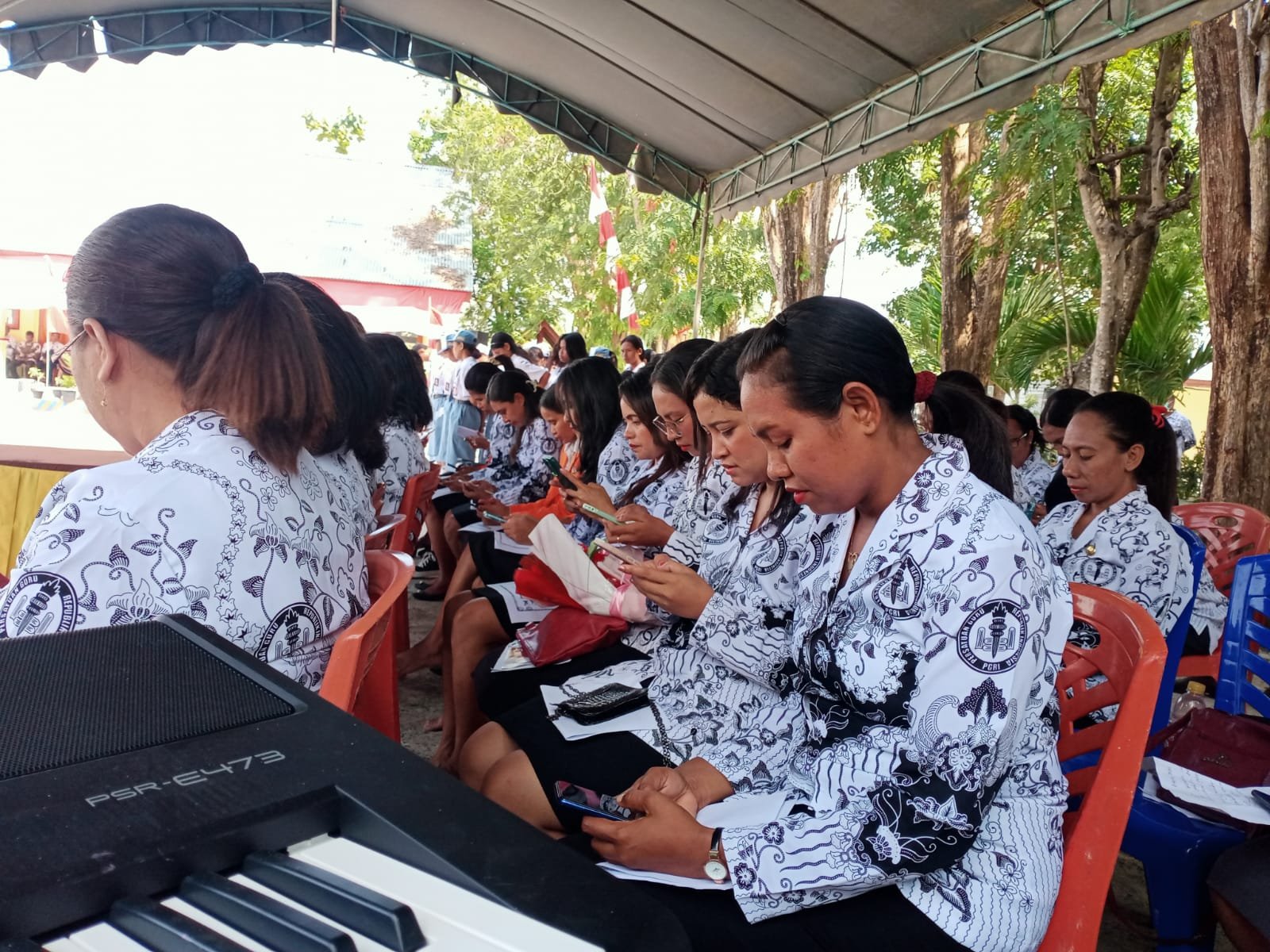 RAYAKAN HARI GURU DAN ULTAH PGRI DI SMA NEGERI HAREKAKAE, INI YANG TERJADI
