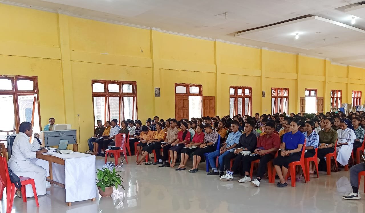 RATUSAN MAHASISWA STP ST. PETRUS MENGIKUTI REKOLEKSI PERSIAPAN NATAL