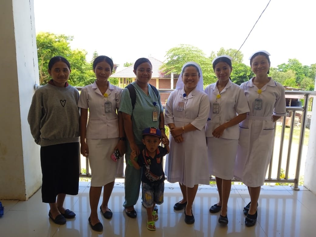 SR EMILIANA SOSIALISASIKAN PENGGUNAAN MOBILE JKN DI KAMPUS STP ST PETRUS KA