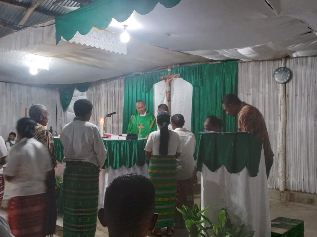 PASTOR PAROKI NAESLEU MELANTIK PENGURUS LINGKUNGAN PAPIN