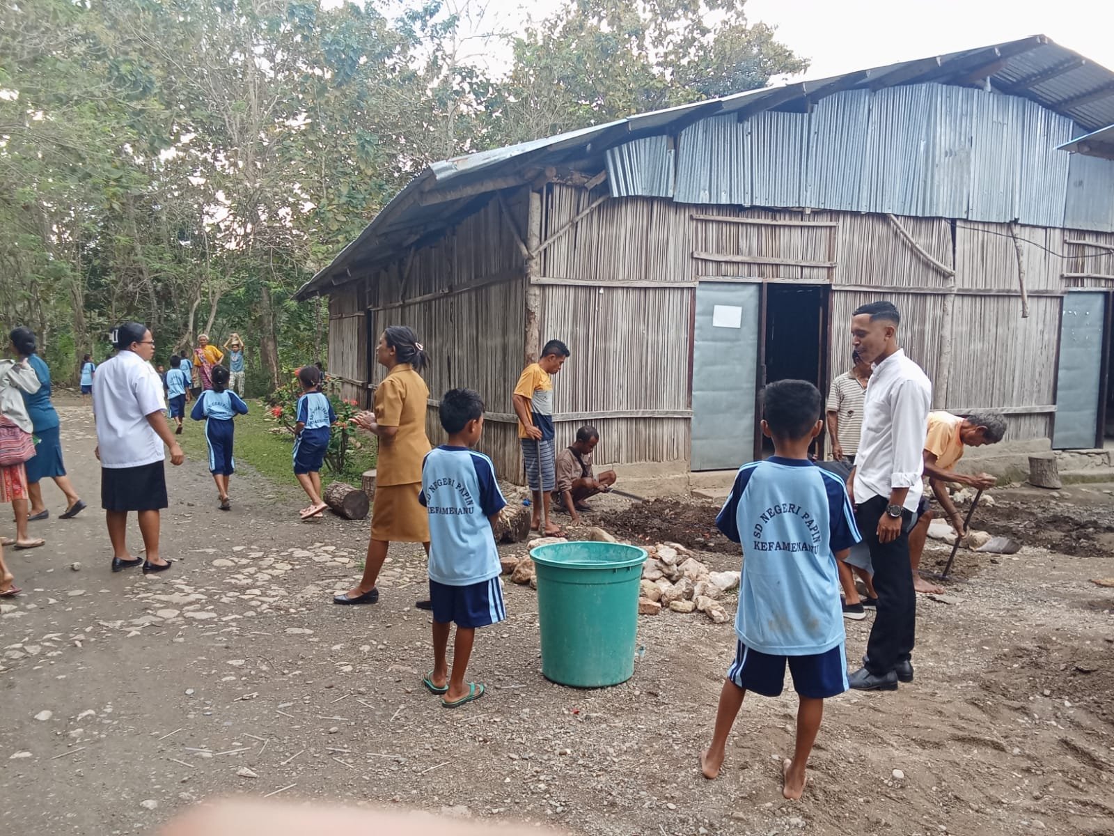 SISWA-SISWI DAN GURU KERJA BAKTI DI KAPELA, BEGINI KATA KEPSEK SDN PAPIN