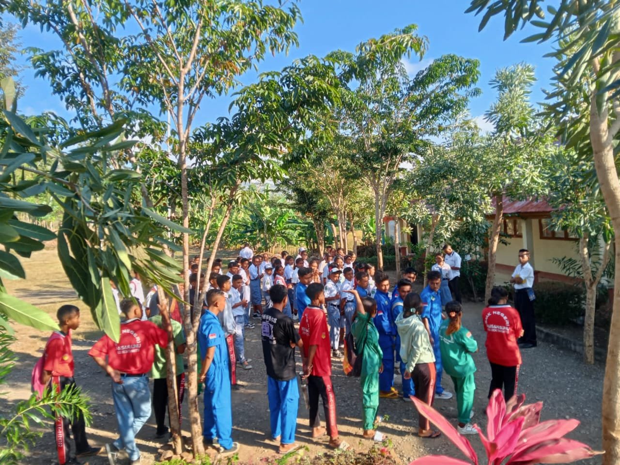 DIAWALI DENGAN LITERASI BAHASA INGGRIS, INILAH KESERUAN HARI KEDUA MPLS SMK NEGERI PAISANAUNU