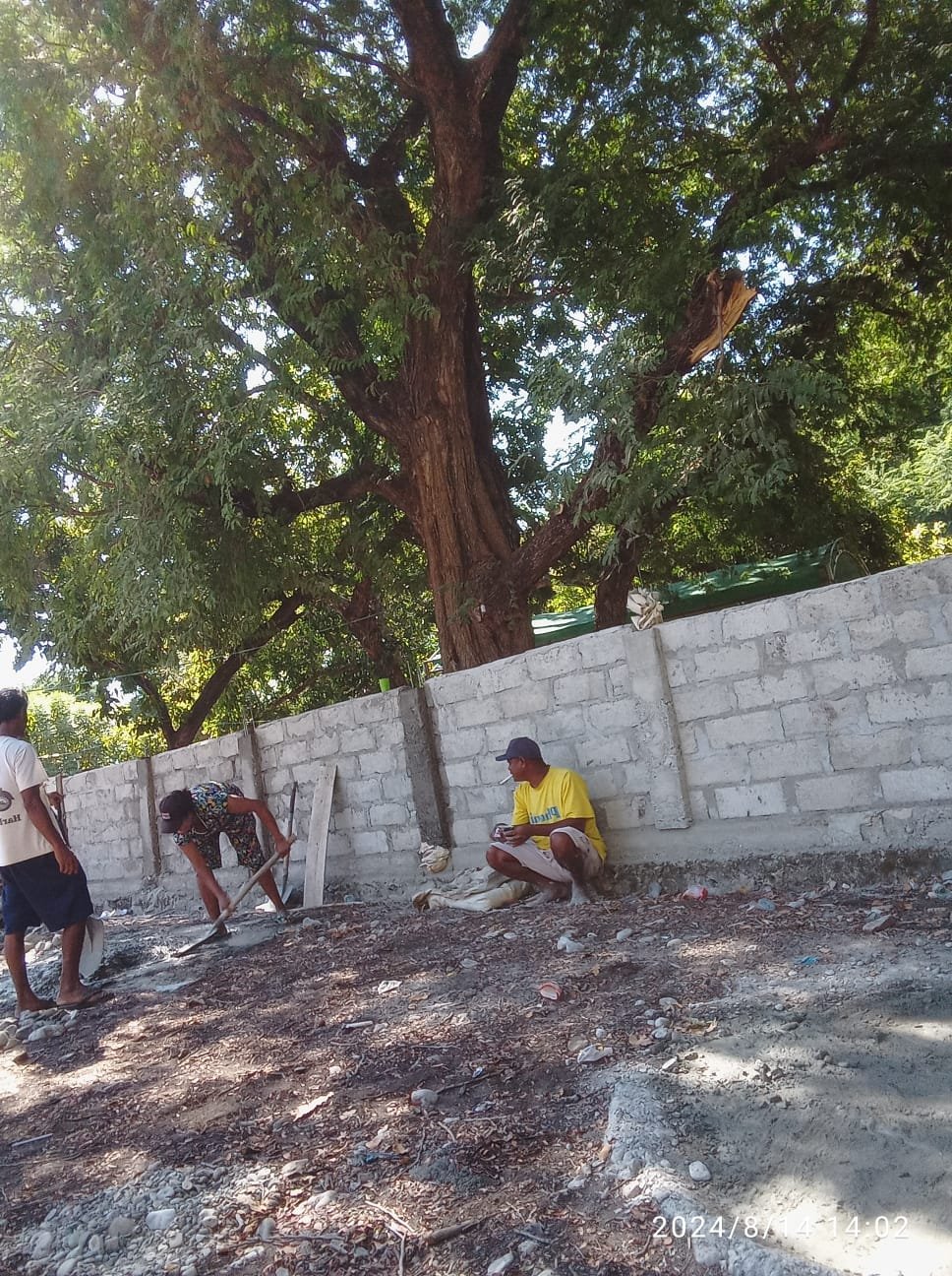 UMAT STASI OEBUBUN KERJA BERSAMA MEMBANGUN TEMBOK KELILING LOKASI KAPELA