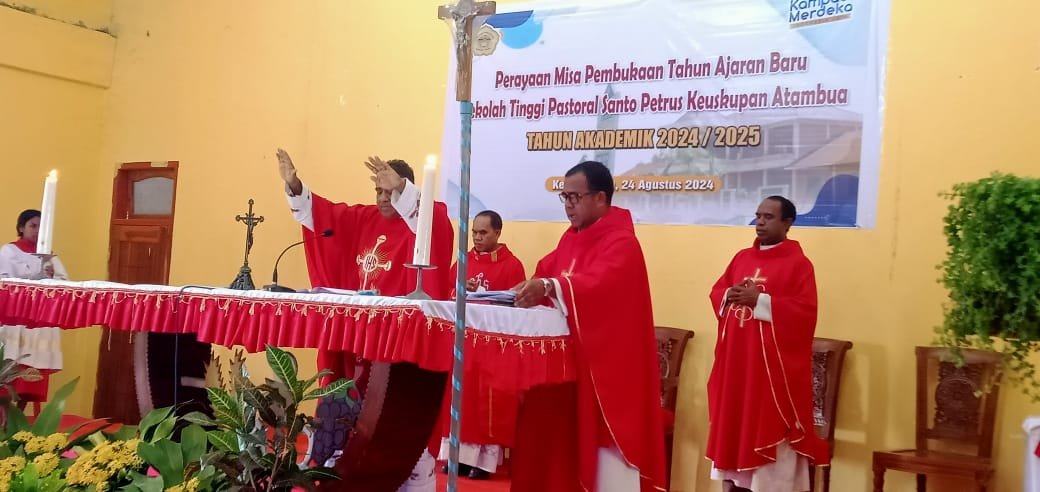 DEKEN KEFAMENANU PIMPIN MISA PEMBUKAAN TA DI STP ST PETRUS KA