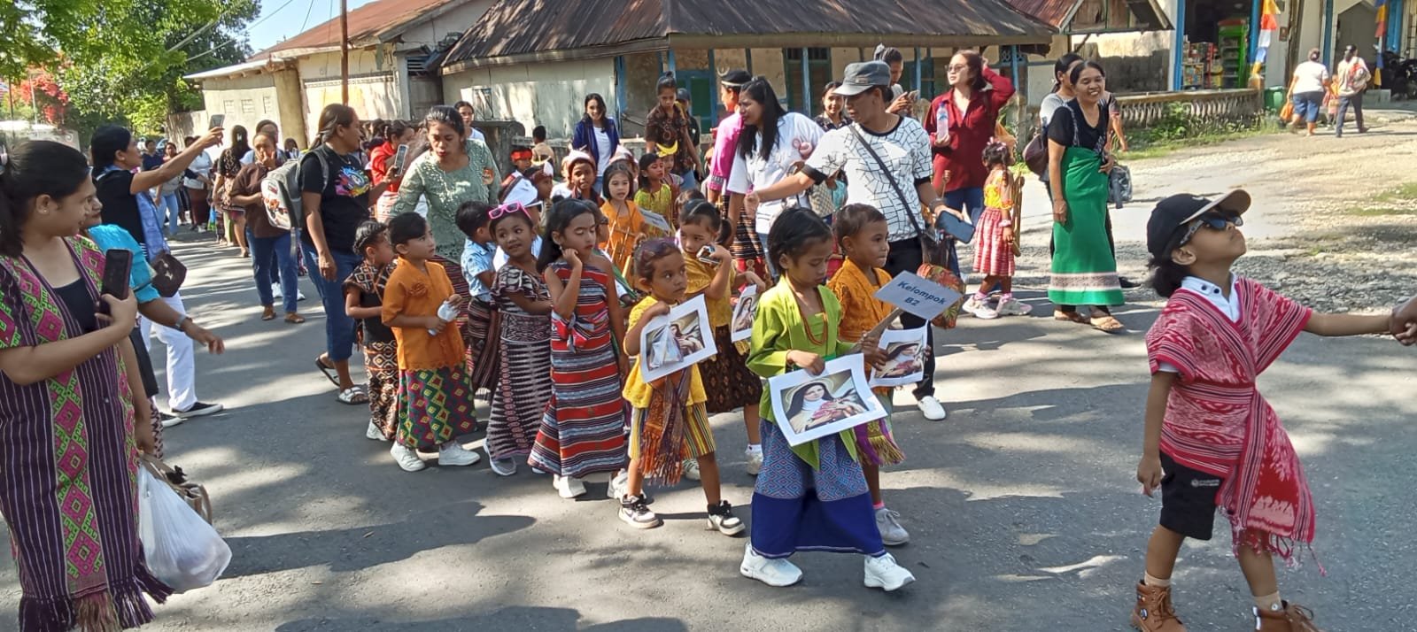 TK SANTA THERESIA KEFAMENANU ADAKAN KARNAVAL MENYAMBUT PESTA PELINDUNGNYA