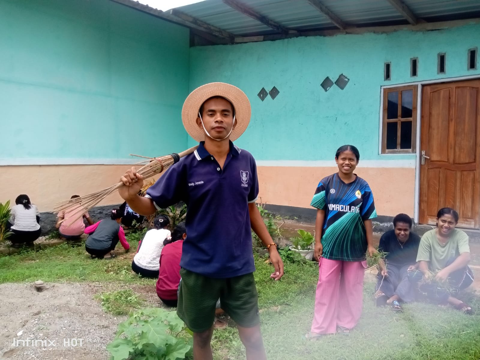 MAHASISWA STP ST. PETRUS KA KERJA BAKTI DI KAPELA BTN KEFAMENANU